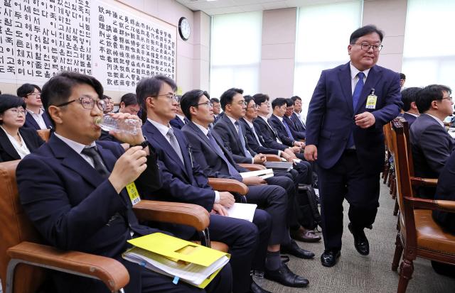 23일 국회 법제사법위원회에서 열린 2025년 국정감사에서 엄희준 전 부천지청장이 의원 질의에 답변하기 위해 문지석 부장검사 앞을 지나고 있다 사진연합뉴스