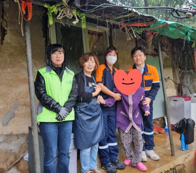 삼척블루파워와 삼척시사회복지협의회가 지난 10월 22일 삼척 지역 내 거동이 불편한 어르신들을 위한 ‘이동목욕 봉사활동’을 진행하고 있다 사진삼척블루파워