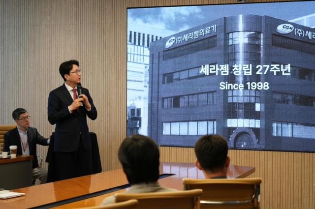 이경수 세라젬 대표가 지난 22일 세라젬 창립 27주년 타운홀미팅에서 임직원들에게 회사 비전에 대한 메시지를 전하고 있다 사진세라젬