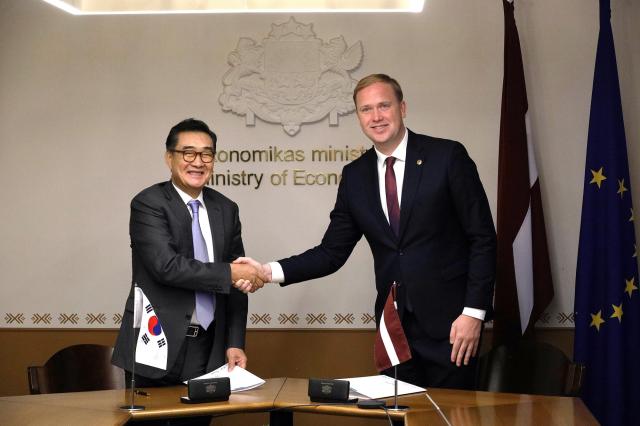 유진그룹 금융 계열사 유진투자증권이 라트비아 경제부Ministry of Economics와 대규모 인프라 및 방위 산업 분야의 전략적 협력을 위한 양해각서MOU를 체결했다 라트비아 현지 시각 10월 20일 라트비아 경제부 청사에서 유진그룹 유경선 회장 및 유진투자증권 임직원 빅토르스 발라이니스Viktors Valainis 라트비아 경제부 장관 등 주요 관계자들이 참석한 가운데 협약식이 진행됐다 협약식에서 참석자들이 기념촬영을 하고 있는 모습 유진그룹 유경선 회장좌 빅토르스 발라이니스Viktors Valainis 라트비아 경제부 장관우 사진유진투자증권