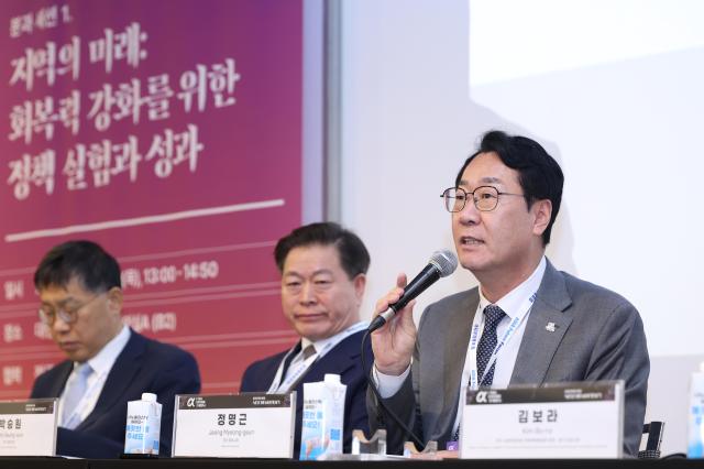 정명근 화성특례시장이 제16회 아시아 미래포럼에서 지역화폐를 중심으로 한 지역 순환 경제 시스템에 대해 설명하고 있다 사진화성시