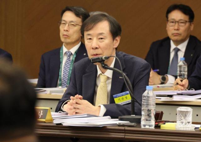 정정훈 한국자산관리공사캠코 사장이 23일 부산 남구 부산국제금융센터BIFC에서 열린 국회 정무위원회의 금융 공공기관에 대한 국정감사에서 의원 질의에 답하고 있다 사진연합뉴스