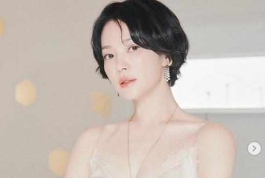 송혜교, 블랙 숏컷 변신…고혹미 풍긴 명품 화보