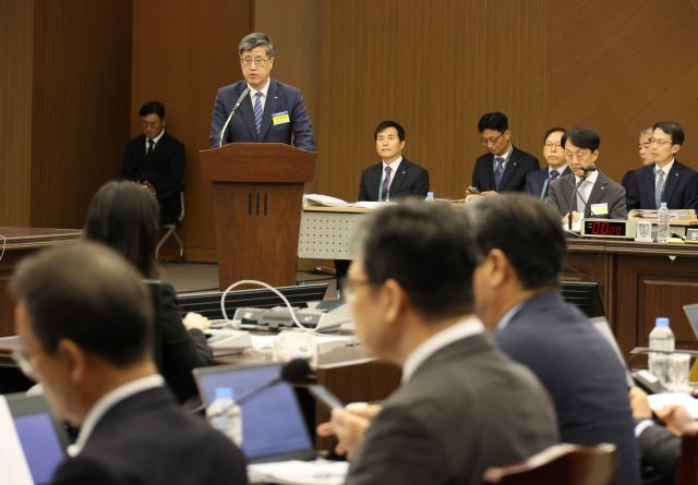 최원목 신용보증기금 이사장이 23일 부산 남구 부산국제금융센터BIFC에서 열린 국회 정무위원회의 주택금융공사 자산관리공사 신용보증기금에 대한 국정감사에 참석해 발언하고 있다 사진연합뉴스