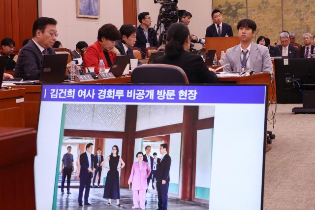 정용석 국립박물관문화재단 사장이 22일 서울 여의도 국회에서 열린 문화체육관광위원회의 국립중앙박물관 등에 대한 국정감사에서 김건희 여사의 경복궁 근정전 어좌 착석 의혹과 관련한 더불어민주당 양문석 의원의 질의에 답하고 있다