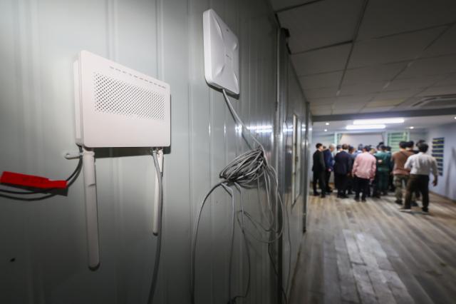 지난 22일현지시간 캄보디아 프놈펜 외곽에 위치한 한 범죄단지에 인터넷 공유기와 랜선이 남아있다 사진연합뉴스