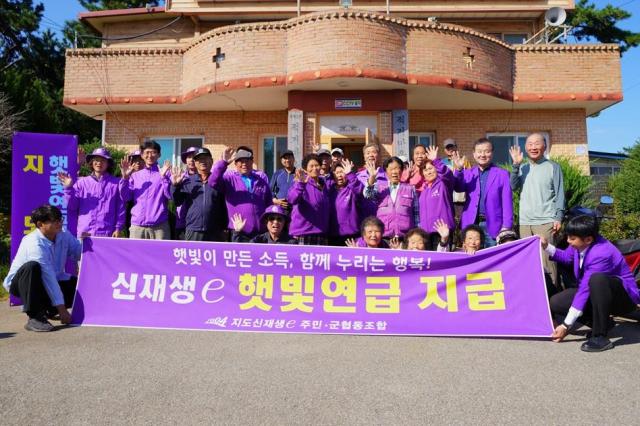 신안군은 2018년 10월 신재생에너지 개발이익 공유정책을 시행한 이후 2025년 10월 현재 누적 수익액 300억 원을 돌파했다사진신안군