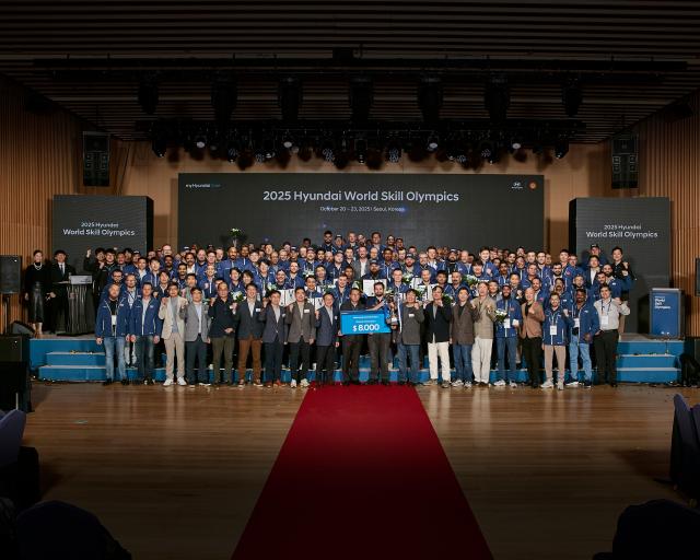 제15회 월드스킬올림픽 참가자들이 시상식 이후 단체사진을 촬영하고 있다사진현대차