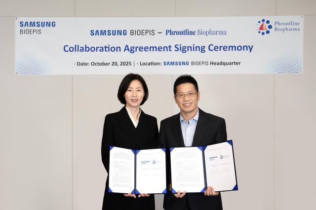 김경아 삼성바이오에피스 대표왼쪽와 자오위안 첸 프론트라인 대표오른쪽가 파트너십 계약을 체결 후 기념사진을 촬영하고 있다사진삼성바이오에피스