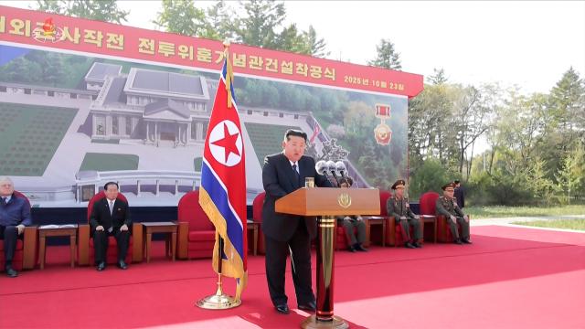김정은 러 파병 기념관 착공식서 연설
서울연합뉴스 김정은 북한 국무위원장과 당·정·군 간부들이 참석한 가운데 지난 23일 평양 화성지구에서 러시아 쿠르스크주 해방 군사작전에 참전한 북한군 용사들을 기념하는 해외군사작전 전투위훈기념관 건설 착공식이 열렸다고 조선중앙TV가 24일 보도했다 사진조선중앙TV 화면 20251024