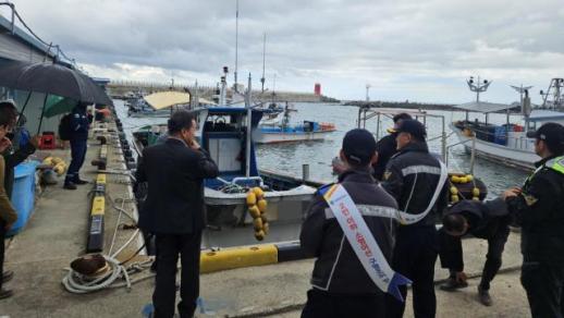 강릉해경, 2인 이하 어선 구명조끼 착용 의무화 집중 홍보 나서