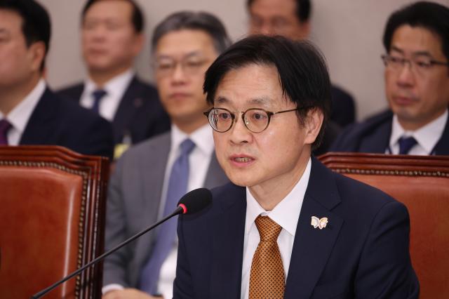 김정관 산업통상부 장관이 24일 서울 여의도 국회 산업통상자원중소벤처기업위원회에서 열린 국정감사에서 의원 질의에 답하고 있다 사진연합뉴스