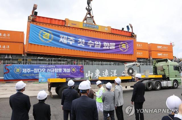 오영훈 제주도지사와 이상봉 제주도의회 의장 등이 지난 18일 오후 제주항 10부두에서 중국 칭다오항에서 온 첫 수입 화물 하역 과정을 살펴보고 있는 모습이다 사진연합뉴스