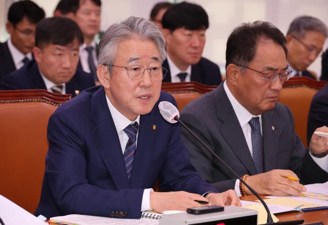 강호동 농업협동조합중앙회 회장이 24일 서울 여의도 국회 농림축산식품해양수산위원회에서 열린 국정감사에서 의원 질의에 답하고 있다사진연합뉴스