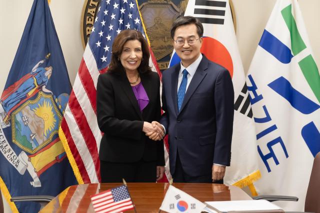 2024년 10월 미국방문시 캐시 호컬 뉴욕주지사와의 면담을 진행하고 기념사진을 찍고 있다 사진경기도
