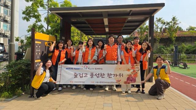 미래에셋생명 임직원 봉사자들이 서울 동작구 저소득층 어르신들을 방문해 명절 선물을 전달한 후 기념 촬영하는 모습 사진미래에셋생명