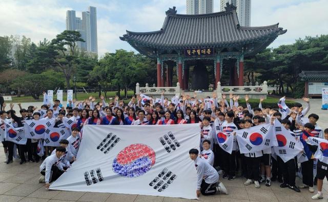대구광역시는 국채보상운동기념공원 달구벌대종 앞에서 독도 사랑 플래시몹을 펼쳤다 사진대구시