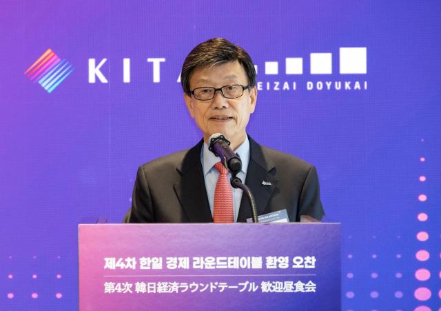 한국무역협회와 일본 경제동우회가 24일 서울 강남구 삼성동 트레이드타워에서 공동으로 개최한 제4차 한일 경제 라운드테이블 행사에서 윤진식 한국무역협회 회장이 인사말씀을 하고 있다 사진무역협회