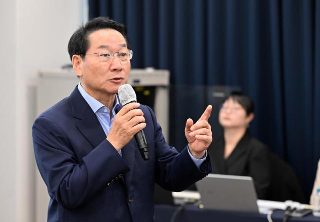 유정복 인천광역시장이 24일 하버파크호텔에서 열린 2025년 마을돌봄시설 우수프로그램 성과 발표회에서 축시를 하고 있다 사진인천시