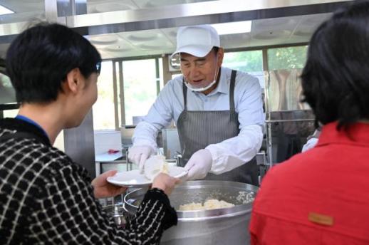 박형덕 동두천시장, 동두천요양원에서 따뜻한 사랑나눔 배식 봉사 진행