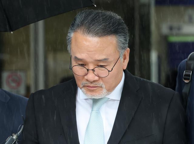 주가조작 의혹으로 김건희 여사 관련 의혹을 수사하는 민중기 특별검사팀의 조사를 받은 이일준 삼부토건 회장이 17일 서울중앙지법에서 구속 전 피의자 심문영장실질심사을 마친 뒤 법정을 떠나고 있다 사진연합뉴스