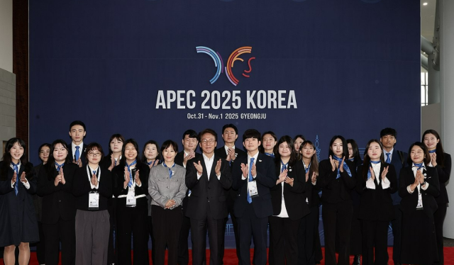 김민석 국무총리 APEC 정상회의 의전관 격려 사진연합뉴스
