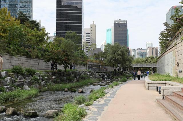 Visitors sit and stroll along Cheonggyecheon in central Seoul on Oct 24 2025 AJP Yoo Na-Hyun