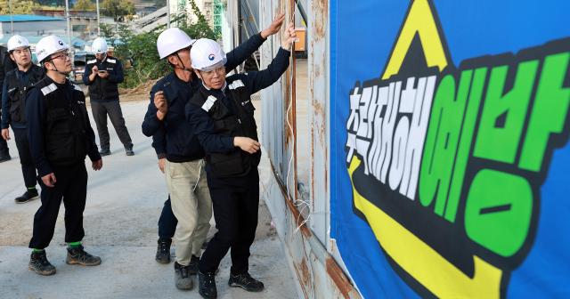 김영훈 고용노동부 장관이 24일 충남 아산시 물류창고 신축공사 현장을 찾아 안전관리 실태를 점검하고 있다 사진고용노동부