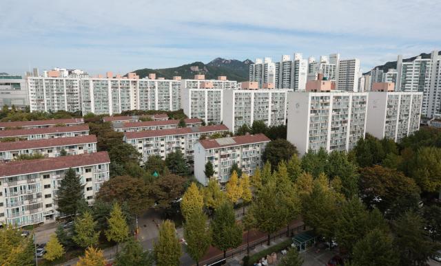 10·15 부동산 대책 발표에 따라 서울 전역이 조정대상지역·투기과열지구로 지정되면서 주요 재건축·재개발 정비사업지의 정비사업이 상당 부분 지연될 것으로 예상되는 24일 서울 노원구 상계주공5단지와 일대 아파트 모습 연합뉴스