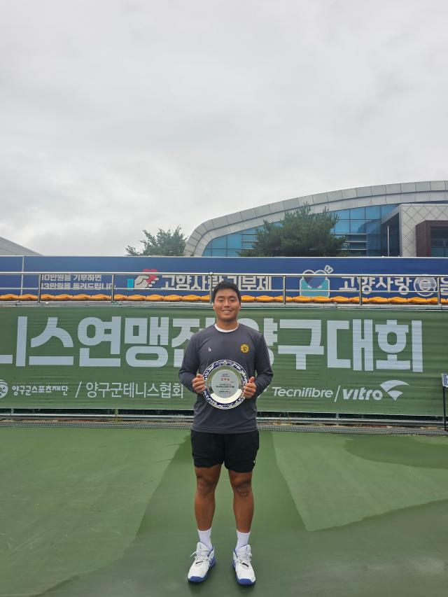 정윤성이 지난달 27일 강원도 양구군 양구테니스파크에서 열린 제2차 한국실업테니스연맹전 남자 복식 우승을 차지한 후 기념하고 있다 사진정윤성 본인 제공