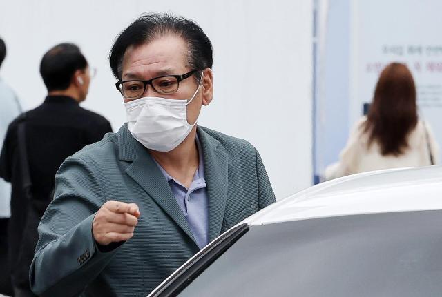 영장심사를 포기한 건진법사 전성배 씨가 21일 민중기 특별검사팀 사무실이 마련된 서울 종로구 KT 광화문빌딩 웨스트에서 대기하기 위해 출석하고 있다 사진연합뉴스