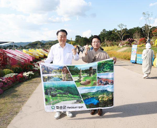 한한국 작가사진 왼쪽가 23일 화순고인돌유적지를 찾아 구복규 군수와 기념사진을 찍었다 사진화순군