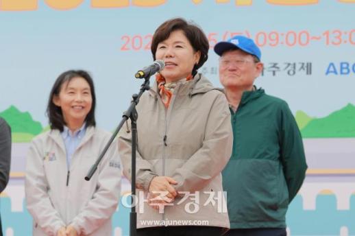 [포토] 2025 서울 한강 걷기대회 축사하는 조은희 의원