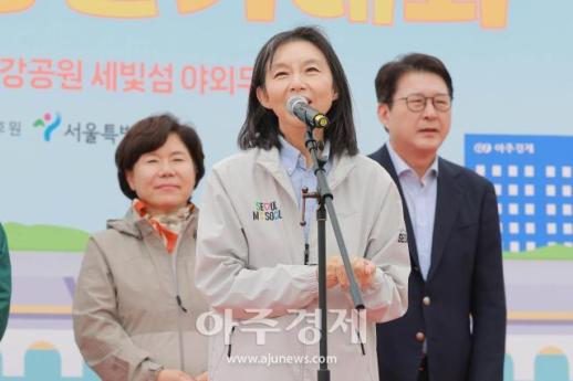 [포토] 2025 서울 한강 걷기대회 축사하는 최호정 의장