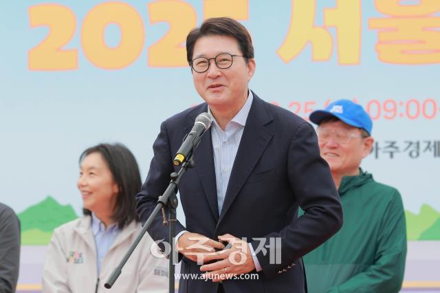 25일 오전 서울 서초구 반포한강공원 세빛섬 야외무대 일대에서 열린 2025 서울 한강 걷기대회에서 신동욱 국민의힘 국회의원이 축사를 하고 있다 20251025사진유대길 기자 dbeorlf123ajunewscom