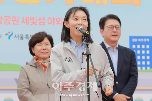 25일 오전 서울 서초구 반포한강공원 세빛섬 야외무대 일대에서 열린 2025 서울 한강 걷기대회에서 최호정 서울시의회 의장이 축사를 하고 있다 20251025사진유대길 기자 dbeorlf123ajunewscom