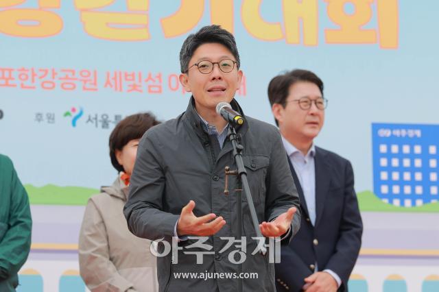 25일 오전 서울 서초구 반포한강공원 세빛섬 야외무대 일대에서 열린 2025 서울 한강 걷기대회에서 김병민 서울시 정무부시장이 축사를 하고 있다 20251025사진유대길 기자 dbeorlf123ajunewscom