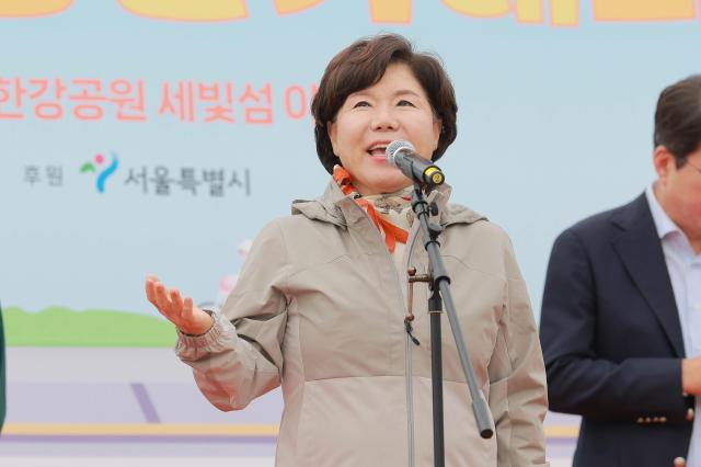 25일 오전 서울 서초구 반포한강공원 세빛섬 야외무대 일대에서 열린 2025 서울 한강 걷기대회에서 조은희 국민의힘 국회의원이 축사를 하고 있다 20251025사진유대길 기자 dbeorlf123ajunewscom