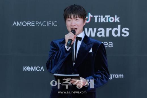 [포토] MC편무송, 틱톡 어워즈 2025 레드카펫 시작합니다!
