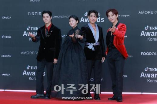 [포토] 플레이리스트&윤아, 틱톡 어워즈2025 레드카펫 참석