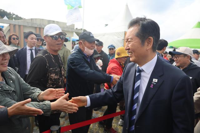 제주시 애월읍 봉성리 새별오름 일원에서 열린 2025 제주 도새기 축제를 방문한 정청래 대표 사진연합뉴스