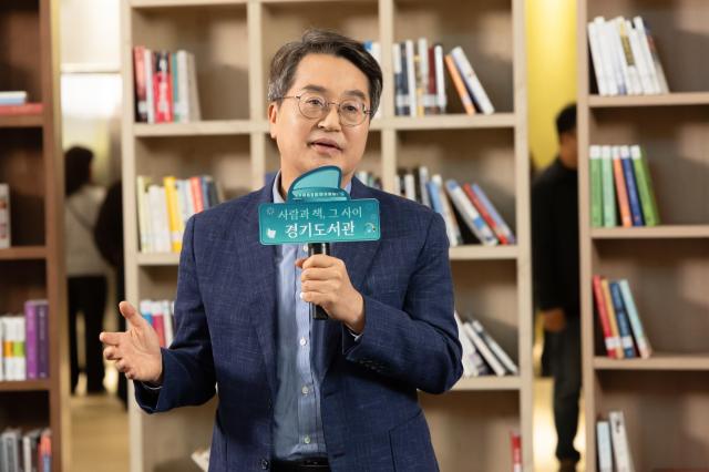 25일 오후 경기도서관에서 열린 경기도서관 첫 페이지를 열다 행사에서 김동연 경기도지사가 키워드 토크에 참여하고 있다 사진경기도