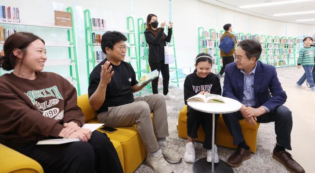 25일 오후 경기도서관에서 열린 경기도서관 첫 페이지를 열다 행사에서 김동연 경기도지사가 경기도서관을 방문한 도민들과 이야기를 나누고 있다 사진경기도
