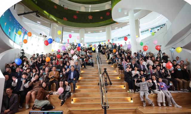 25일 오후 경기도서관에서 열린 경기도서관 첫 페이지를 열다 행사에서 김동연 경기도지사 외국대사 경기도의회 의원 도서관계자 출판계 지역서점 및 경기도민 등이 개관 퍼포먼스 및 기념촬영을 하고있다 사진경기도