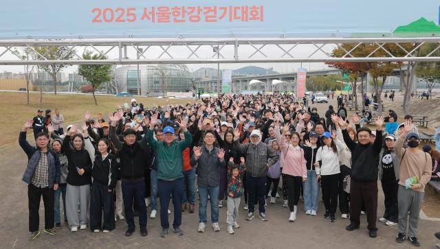 25일 오전 서울 서초구 반포한강공원 일대에서 열린 2025 서울 한강 걷기대회에서 참가자들이 출발에 앞서 기념촬영을 하고 있다 사진유대길 기자