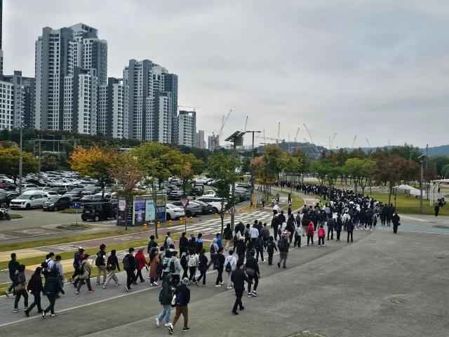 25일 서울 서초구 반포한강공원에서 열린 2025 한강 걷기 대회에 참석한 시민들이 코스를 따라 이동하고 있다 사진권규홍 기자