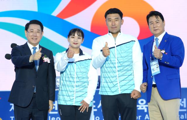 김영록 전라남도지사가 25일 영광 공설운동장에서 열린 ‘제37회 전라남도생활체육대축전’ 개회식에 참석해 선수단 대표에게 스포츠7330실천다짐을 받고 기념촬영을 하고 있다사진전남도