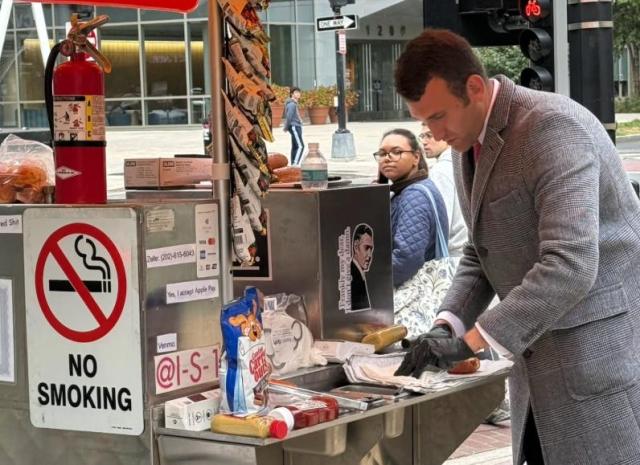 미국 워싱턴DC에서 연방 국세청IRS 직원인 아이작 스타인이 자신의 핫도그 노점에서 일하고 있다 사진샤이스터스독스 인스타그램