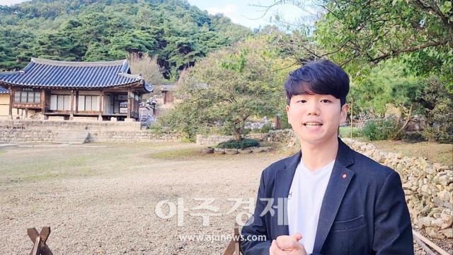 김성수 연구원이 중국 관계자들에게 명재고택을 소개하고 있다사진아주글로벌교류협회