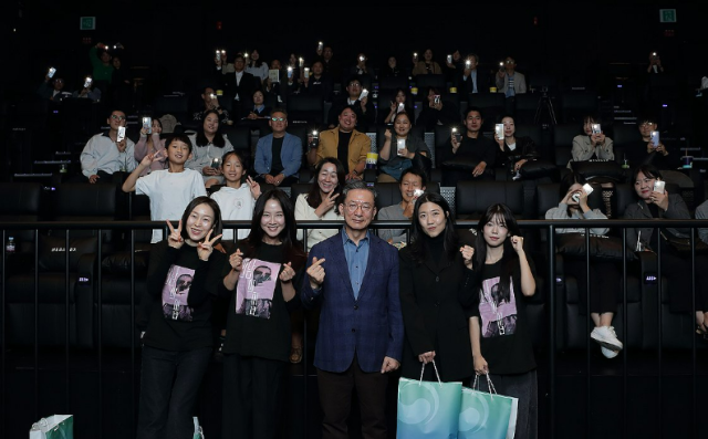 정성호 법무부 장관이 지난 25일 서울 코엑스 메가박스에서 교정공무원들과 함께 영화 만남의 집 시사회에 참석해 기념촬영을 하고 있다 사진법무부